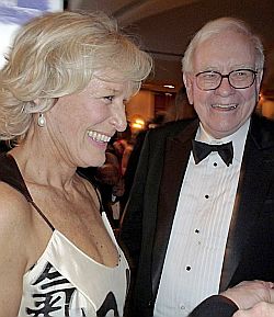 Warren Buffett with actress Glenn Close at the White House Correspondents Dinner in Wash., D.C., May 9, 2009.  Photo, Reuters/Jim Bourg