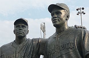 Close-up of Pee Wee Reese-Jackie Robinson sculpture. Photo: “Mets Guy in Michigan” website.