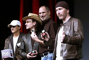 San Jose, 2004: Bono, The Edge and Jimmy Iovine on stage with Steve Jobs receiving U2 special-edition iPods.