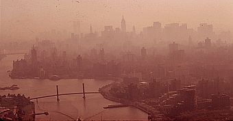 A 1970s’ episode of smog enveloping New York’s Manhattan. Photo from EPA Documerica gallery /National Archives.
