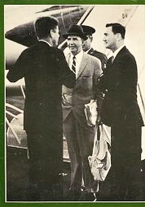 Back cover of “Johnny We Hardly Knew Ye,” showing JFK at an airport with his close aides, Dave Powers (center) and Kenny O’Donnell (right), who traveled with JFK across the U.S. during his earliest campaigning. Click for 2018 paperback.