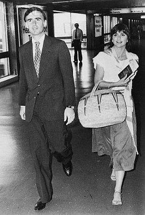 Jerry Brown and Linda Ronstadt in London airport during their April 1979 Africa trip.