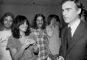 Linda Ronstadt with Eagles & Gov. Jerry Brown. Photo, Chuck Pullin. 
