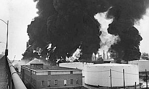 August 1975: Another view of the Gulf refinery fire from further up on the Penrose Bridge. Photo, Temple University