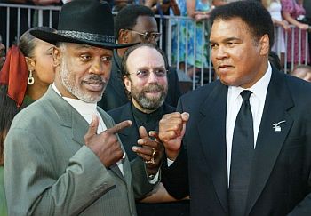 July10th, 2002: Frazier and Ali pose together as they arrive at the 10th annual ESPY Awards in Hollywood. Reuters/Fred Prouser 