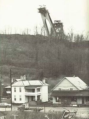 Top of “The GEM of Egypt” shovel stripping hillsides above Hendrysburg, Ohio, early 1970s. Matt Castello/Facebook.