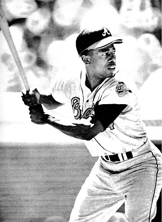 Sports Illustrated photo and caption from August 1966 story: “Rarely fooled by a pitch, Aaron moves his weight forward but keeps his bat back, cocked and ready to commit.” 