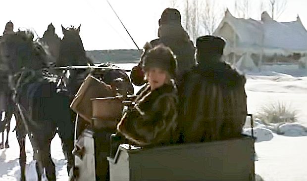 As Komarovsky’s sleigh and armed guards pull away from Vayrykino with Lara & Katya aboard, Zhivago has promised to follow later with their sleigh – but Lara, looking back, already knows that Yuri is not coming. 