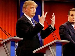 Donald Trump shows off the size of his hands at a Repub-lican presidential debate in Detroit, Michigan, on March 3, 2016. Reuters/Jim Young. 